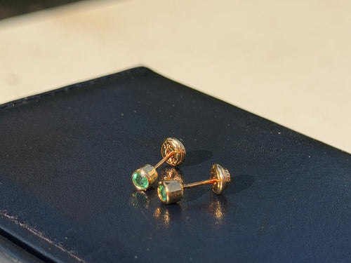 18 carat gold earrings with emerald
