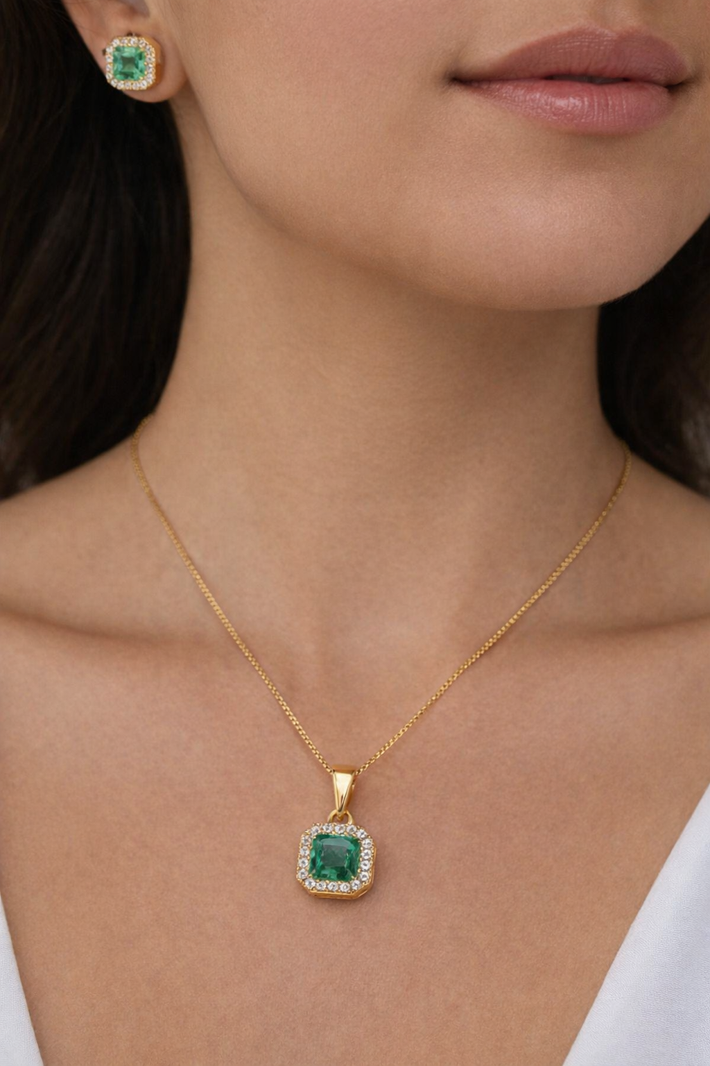 Necklace with pendant and earrings in emerald gold and diamond