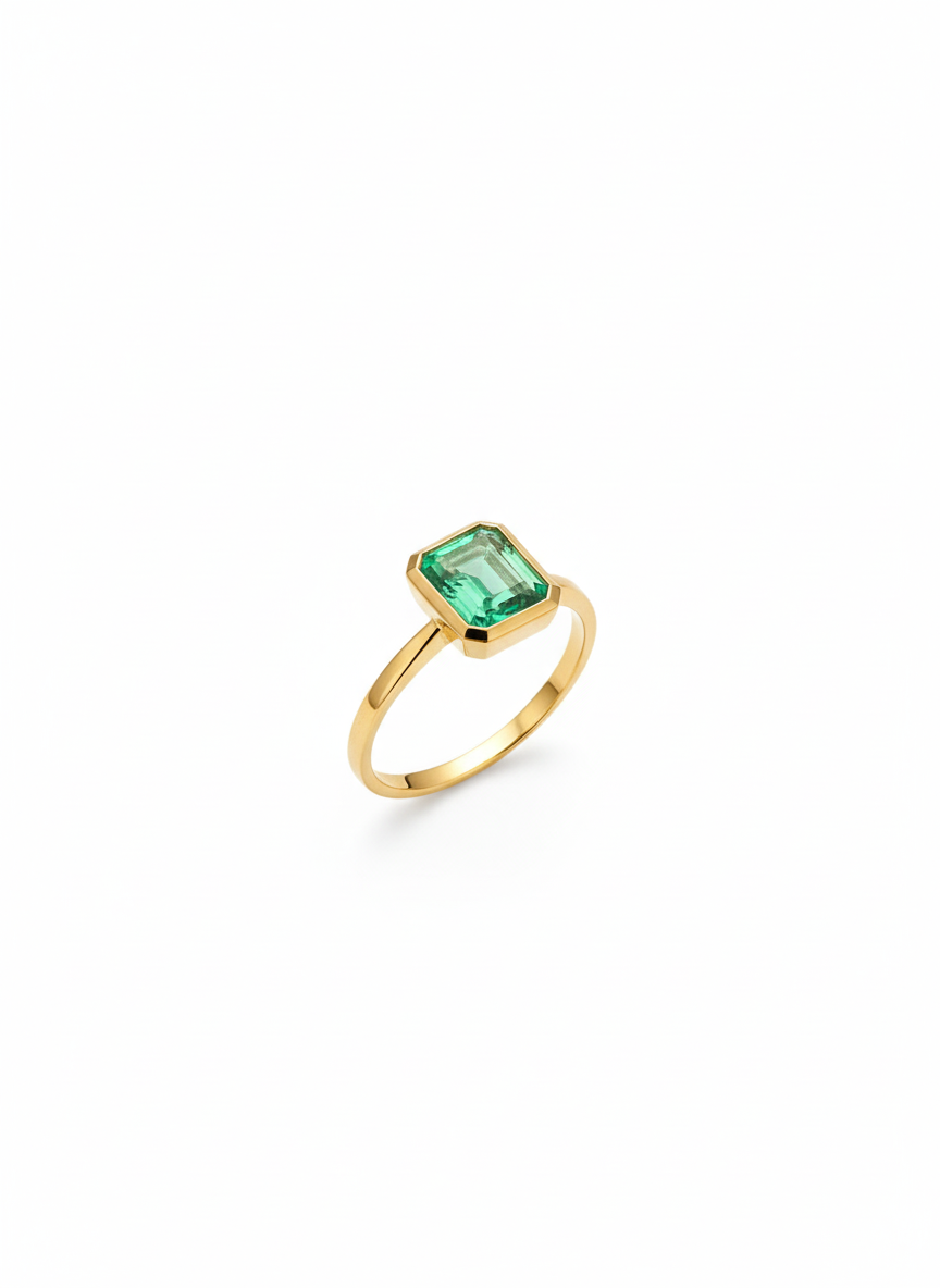 Ring with emerald, gold and diamond 18 carat