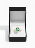 Ring with emerald, gold and diamond 18 carat